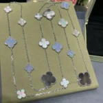 [VCA]CLOVER 16 MOTIF CHALCEDONY MOP SILVER NECKLACE - Image 3