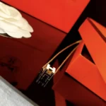 [HM]H WHITE SQUARE GOLD NECKLACE - Image 3