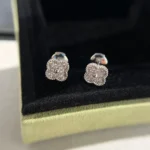 [VCA]CLOVER MINI DIAMOND STUD EARRINGS - Image 4