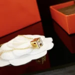 [HM]H WHITE SQUARE GOLD NECKLACE - Image 2
