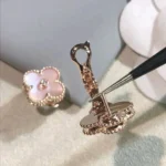 [VCA]CLOVER MEDIUM 1 MOTIFS  PINK MOP DIAMOND EARRINGS - Image 11