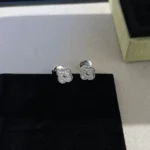 [VCA]CLOVER MINI DIAMOND STUD EARRINGS - Image 5