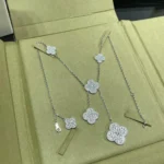 [VCA]CLOVER 6 MOTIF DIAMOND PAVED NECKLACE - Image 9