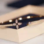 [LV]IDYLLE GOLD OPEN BRACELET DIAMOND PAVED - Image 4