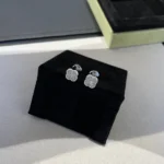 [VCA]CLOVER MINI DIAMOND STUD EARRINGS - Image 8